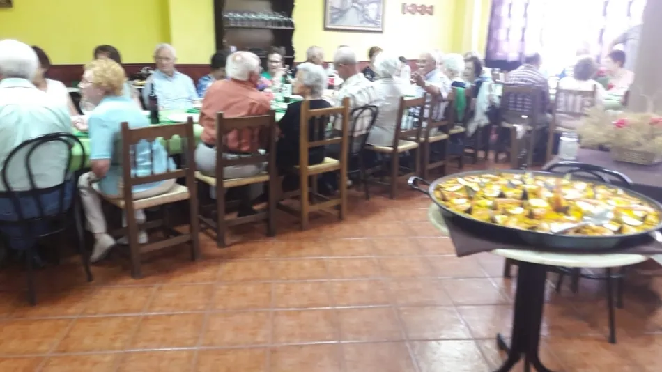 Foto 2 - Encuentro festivo en Roll&aacute;n con la Asociaci&oacute;n de la Tercera Edad Sagrado Coraz&oacute;n