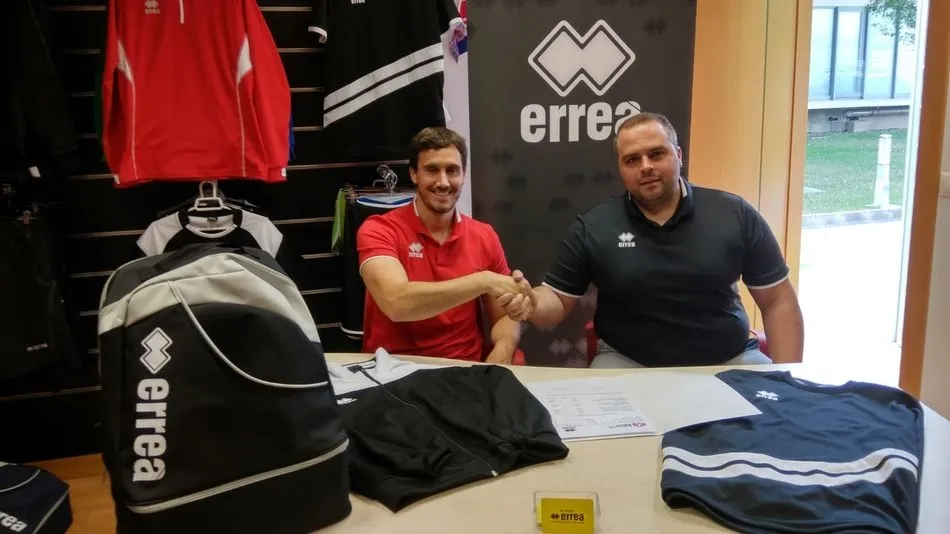 Firma del convenio de colaboración con Alberto Sánchez, de Errea, y Sebastián Elena, Vicepresidente Club Balonmano Ciudad de Salamanca