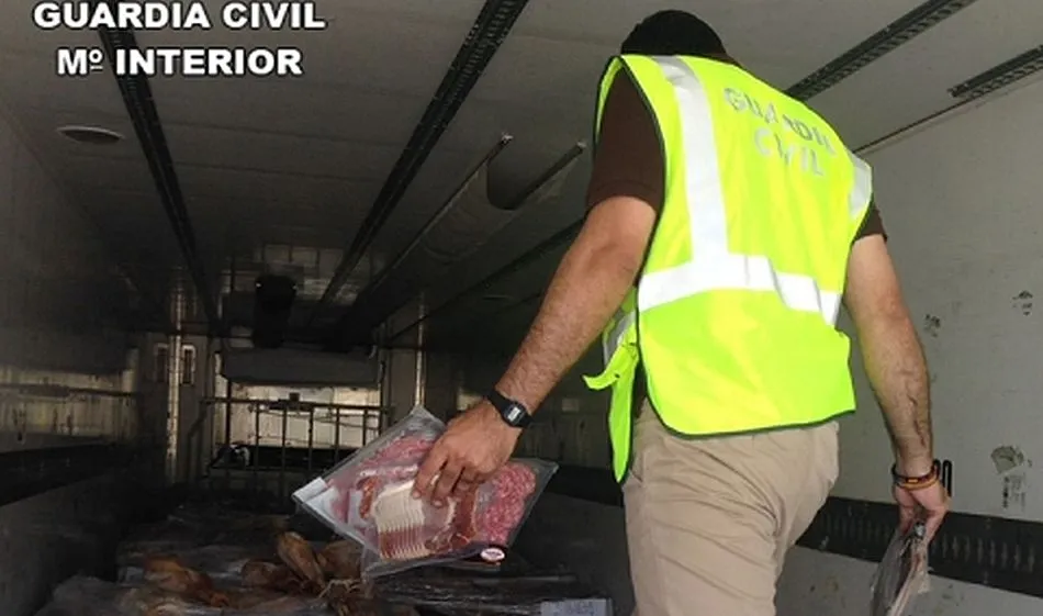 La operación de la Guardia Civil ha permitido intervenir toneladas de productos ibéricos en mal estado