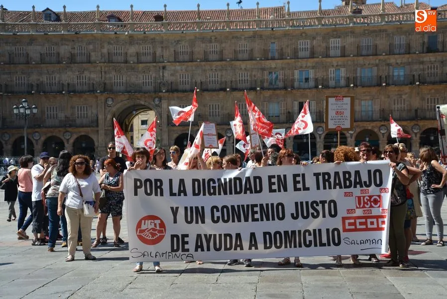 Trabajadoras de Ayuda a Domicilio en la Plaza Mayor de Salamanca.