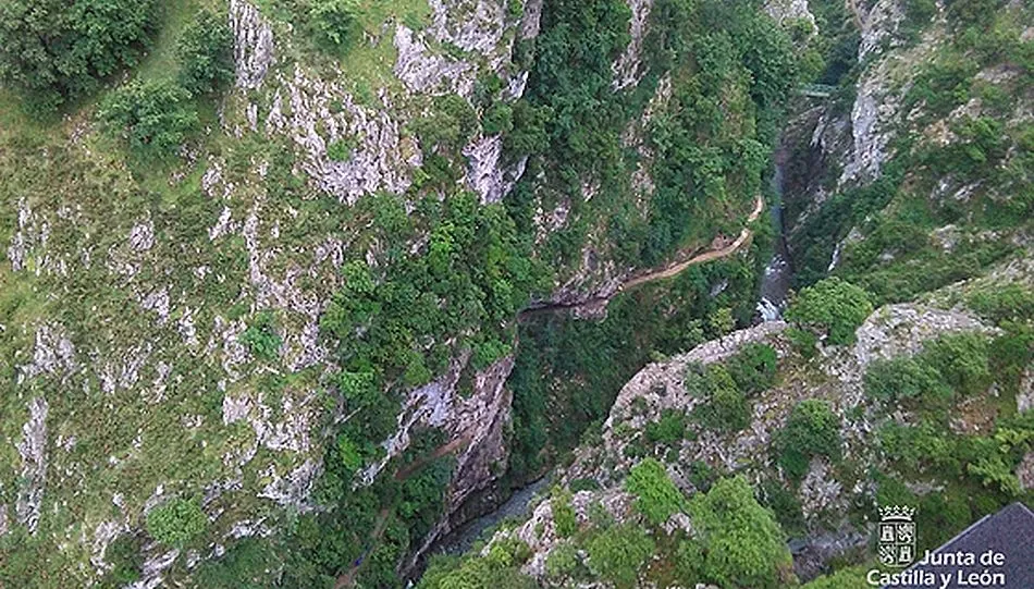 Foto 2 - Rescatado en helic&oacute;ptero un senderista tras sentirse indispuesto en la Ruta del Cares