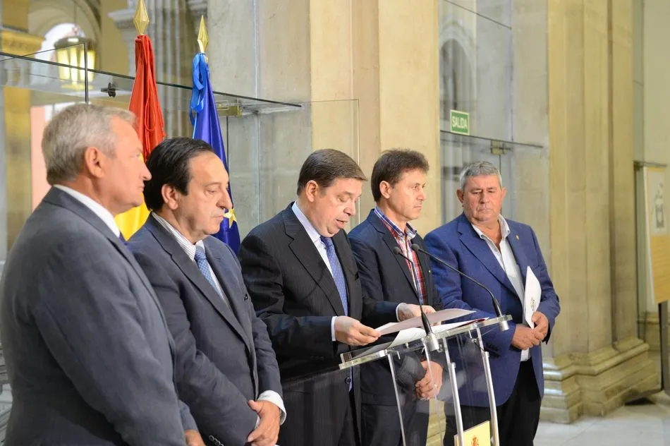 Foto 3 - Frente com&uacute;n del Ministerio con las organizaciones agrarias y cooperativas para una reforma de la...