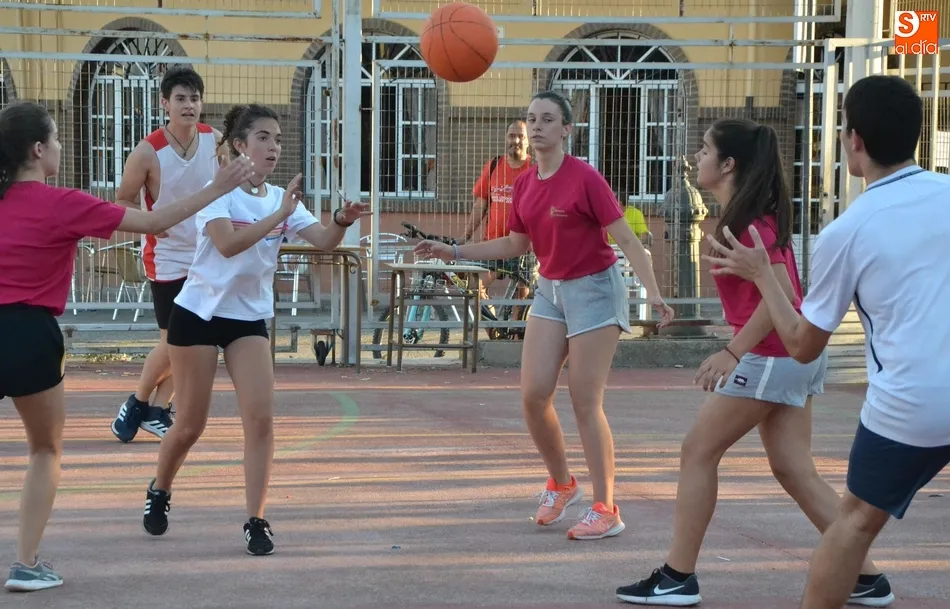 En marcha el Torneo mixto de Streetbasket 3x3 de la Semana de la Juventud  