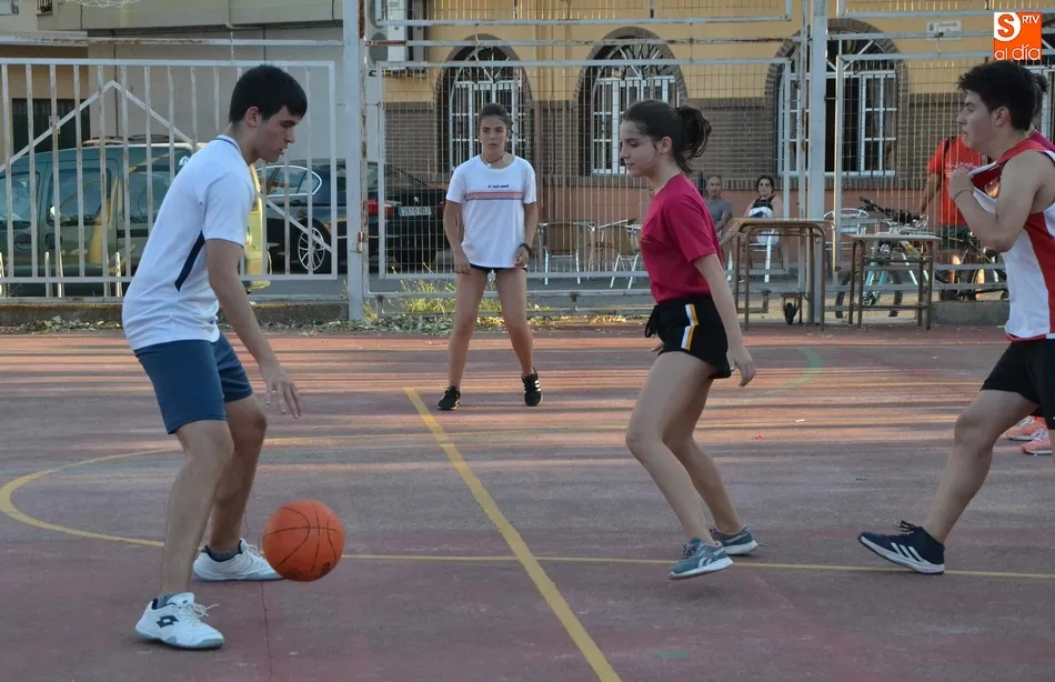 Foto 11 - En marcha el Torneo mixto de Streetbasket 3x3 de la Semana de la Juventud  