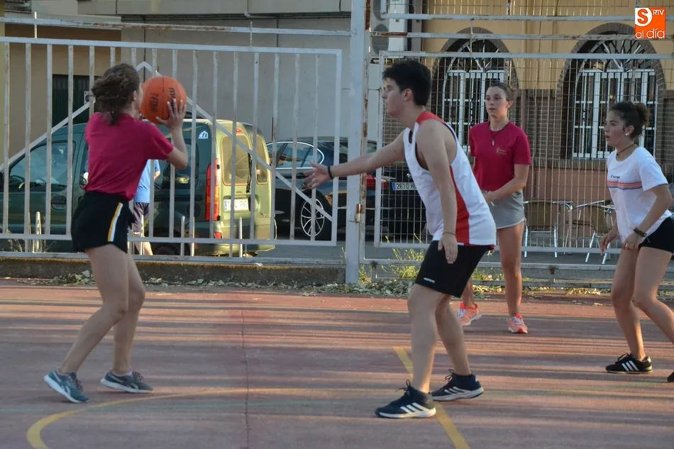 Foto 10 - En marcha el Torneo mixto de Streetbasket 3x3 de la Semana de la Juventud  