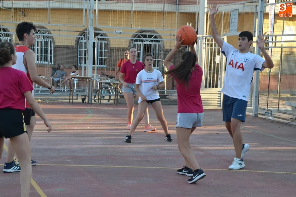Foto 8 - En marcha el Torneo mixto de Streetbasket 3x3 de la Semana de la Juventud  