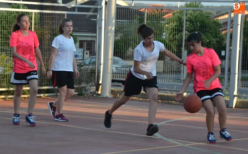 Foto 7 - En marcha el Torneo mixto de Streetbasket 3x3 de la Semana de la Juventud  