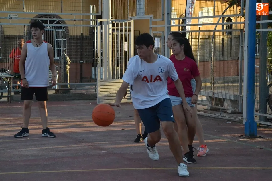 Foto 9 - En marcha el Torneo mixto de Streetbasket 3x3 de la Semana de la Juventud  