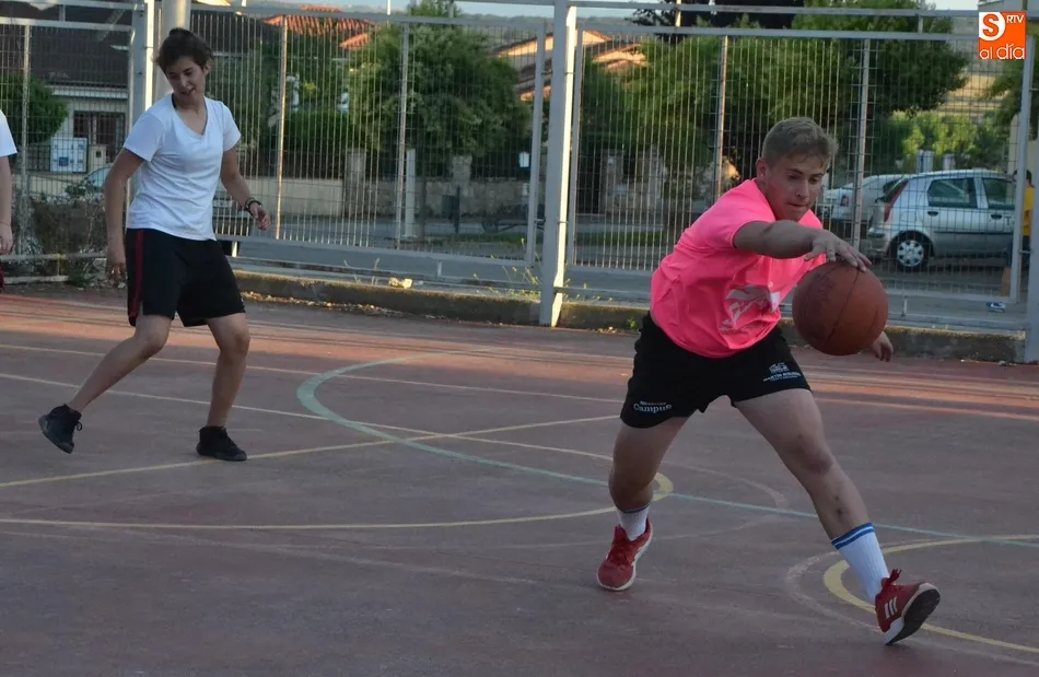 Foto 6 - En marcha el Torneo mixto de Streetbasket 3x3 de la Semana de la Juventud  