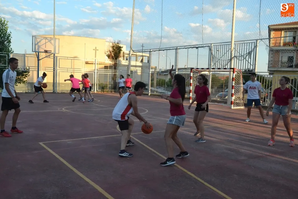 Foto 5 - En marcha el Torneo mixto de Streetbasket 3x3 de la Semana de la Juventud  