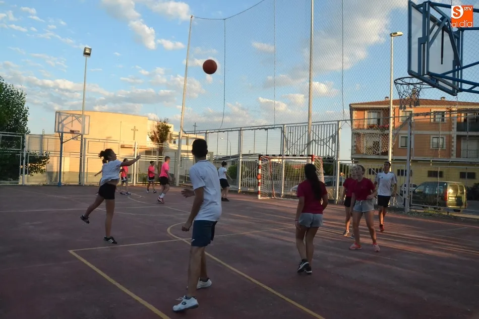 Foto 3 - En marcha el Torneo mixto de Streetbasket 3x3 de la Semana de la Juventud  