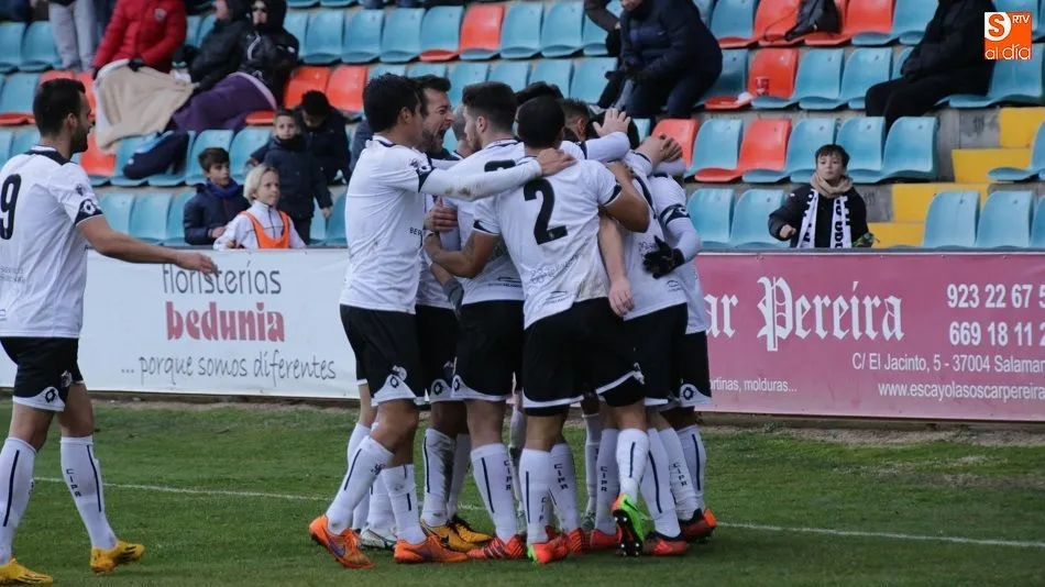 Jugadores del CF Salmantino UDS celebrando un gol en un encuentro pasado.