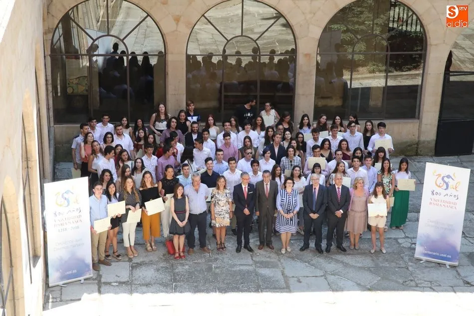 Foto de todos los premiados y autoridades académicas que han participado en el acto.