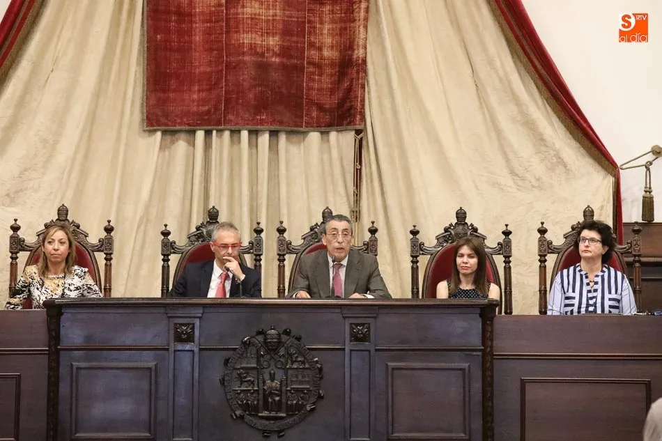 Foto 11 - Reconocimiento a los estudiantes con mejores notas en los ex&aacute;menes de acceso a la Universidad