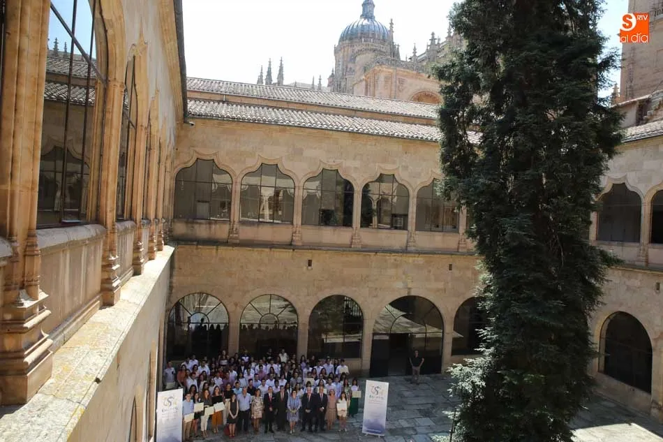 Foto 4 - Reconocimiento a los estudiantes con mejores notas en los ex&aacute;menes de acceso a la Universidad
