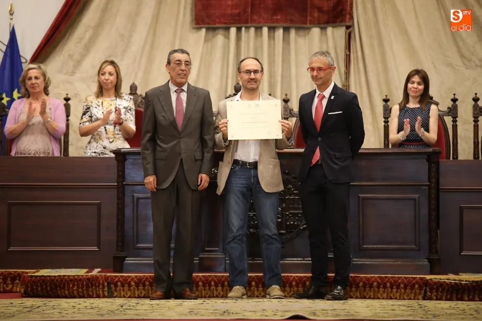 Foto 3 - Reconocimiento a los estudiantes con mejores notas en los ex&aacute;menes de acceso a la Universidad