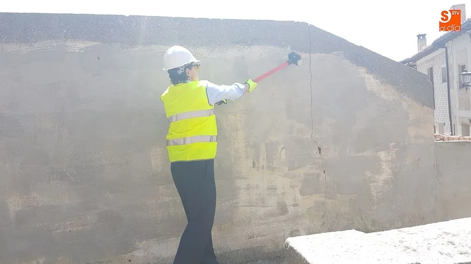 El alcalde inicia el derribo del muro perimetral del solar