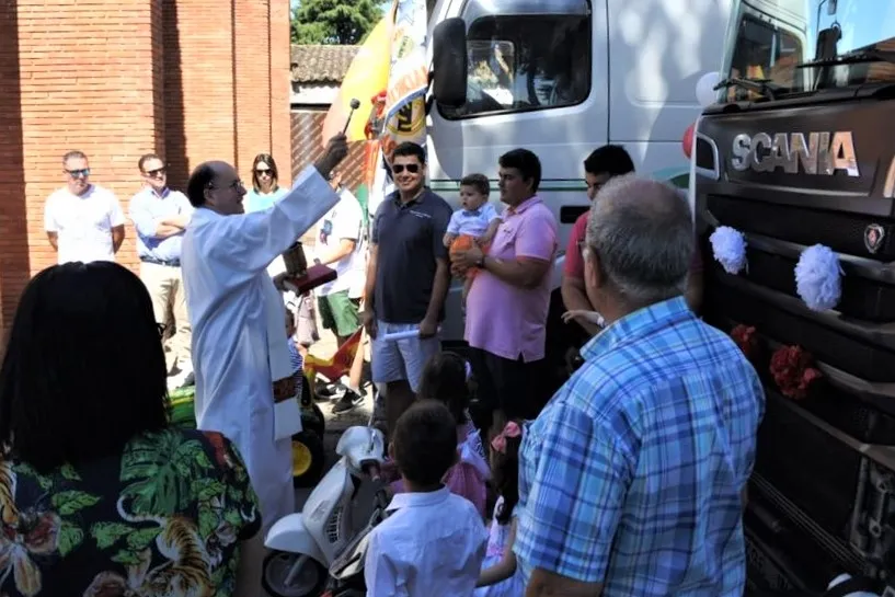 El sacerdote Manuel Muiños bendijo los camiones