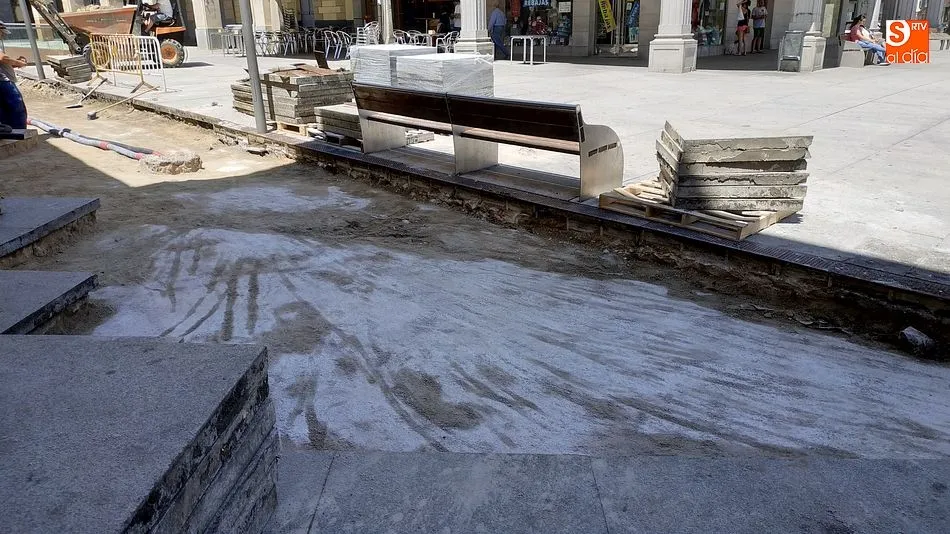 Foto 4 - Las obras de mejora de la Plaza Mayor ya ocupan toda su longitud