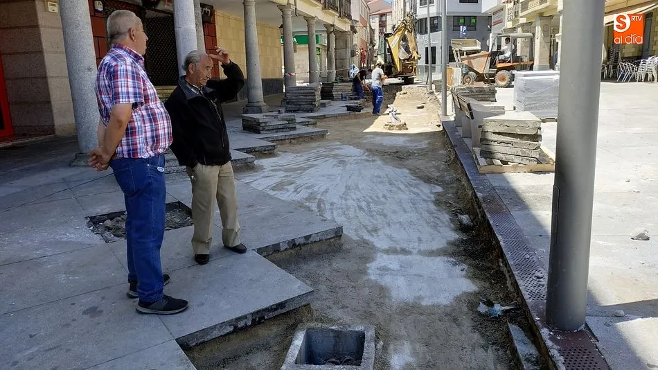 Foto 3 - Las obras de mejora de la Plaza Mayor ya ocupan toda su longitud