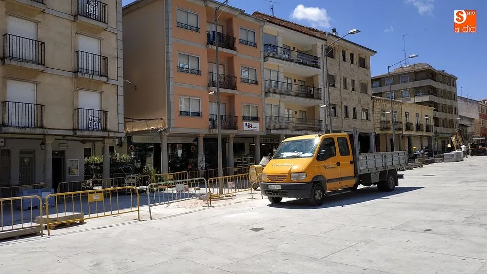Foto 2 - Las obras de mejora de la Plaza Mayor ya ocupan toda su longitud