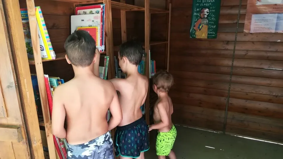 Niños de Cabrerizos disfrutando de la Bibliopiscina.