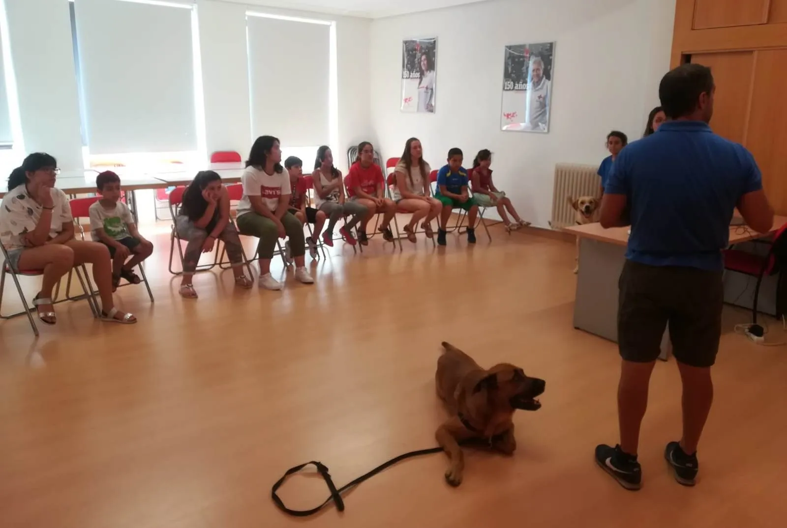 Foto 2 - Cruz Roja Juventud alberga una sesi&oacute;n sobre perros de salvamento  
