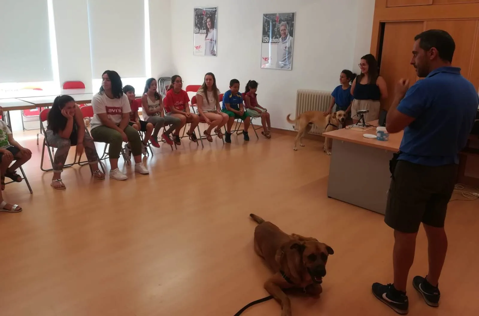 Cruz Roja Juventud alberga una sesión sobre perros de salvamento  
