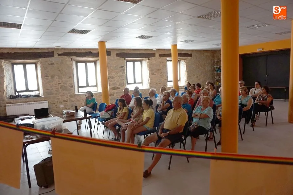 Foto 3 - Linares de Riofr&iacute;o debate sobre los delitos de odio