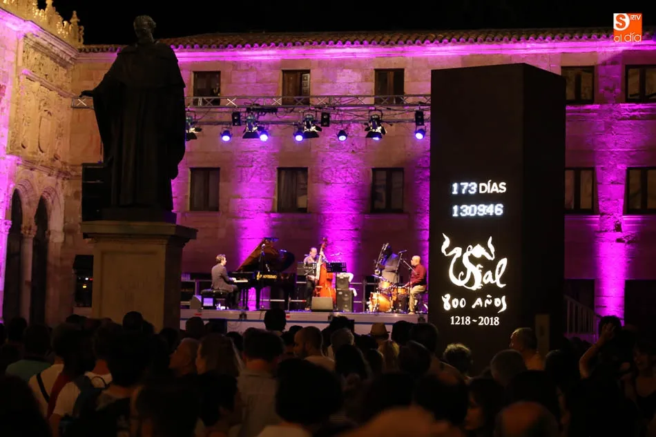 Foto 5 - Jesse Davis&nbsp;y Fred Nardin&nbsp;inauguran el Festival Internacional de Jazz en el Patio de Escuelas...