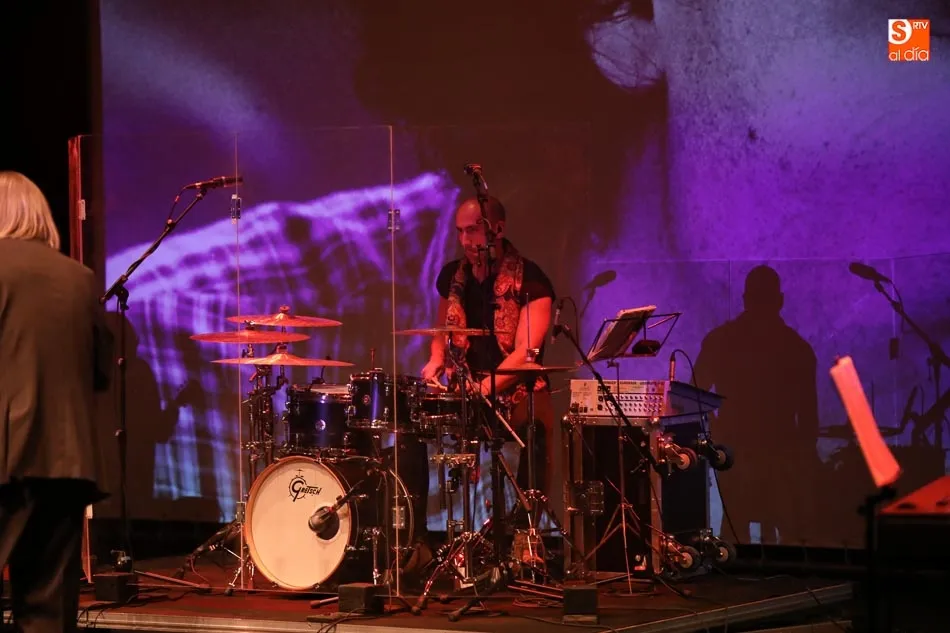 Foto 6 - El Teatro Juan del Enzina acerca al p&uacute;blico salmantino un tributo a Carlos Cano  