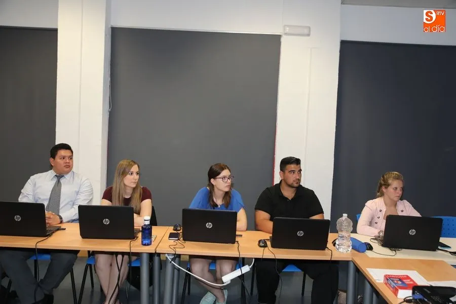 Foto 3 - Chabela de la Torre ofrece una charla motivadora a 15 alumnos del programa Forma-T joven  