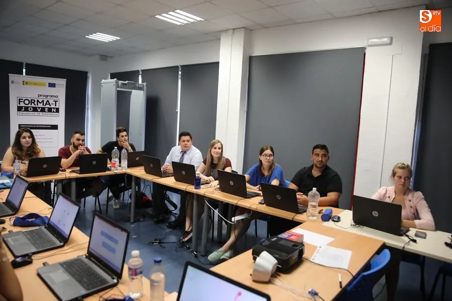 Foto 2 - Chabela de la Torre ofrece una charla motivadora a 15 alumnos del programa Forma-T joven  