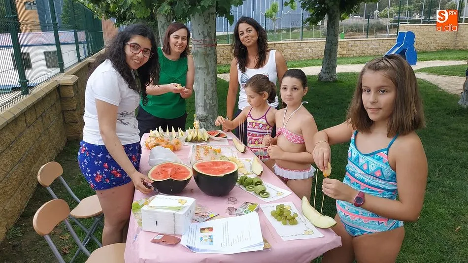 La zona ajardinada de la piscina municipal acogió el inicio de las pruebas