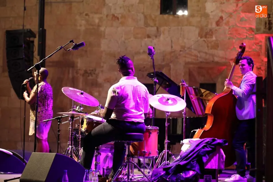 Foto 11 - La voz de C&eacute;cile McLorin Salvant acapara la&nbsp;mirada&nbsp;de todos los salmantinos  