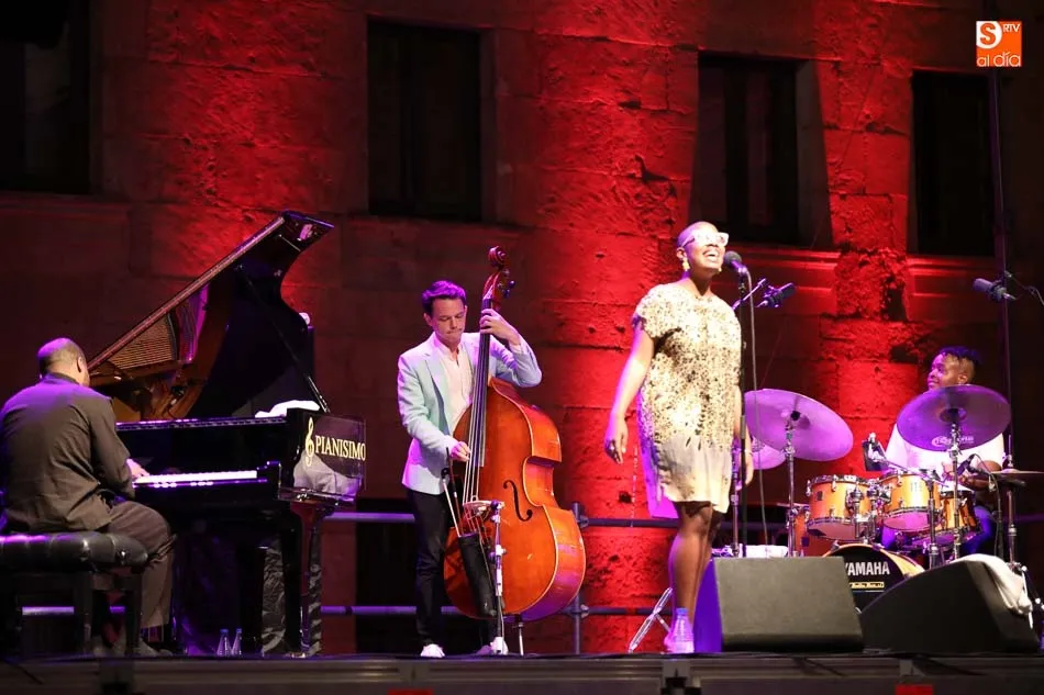 Foto 8 - La voz de C&eacute;cile McLorin Salvant acapara la&nbsp;mirada&nbsp;de todos los salmantinos  