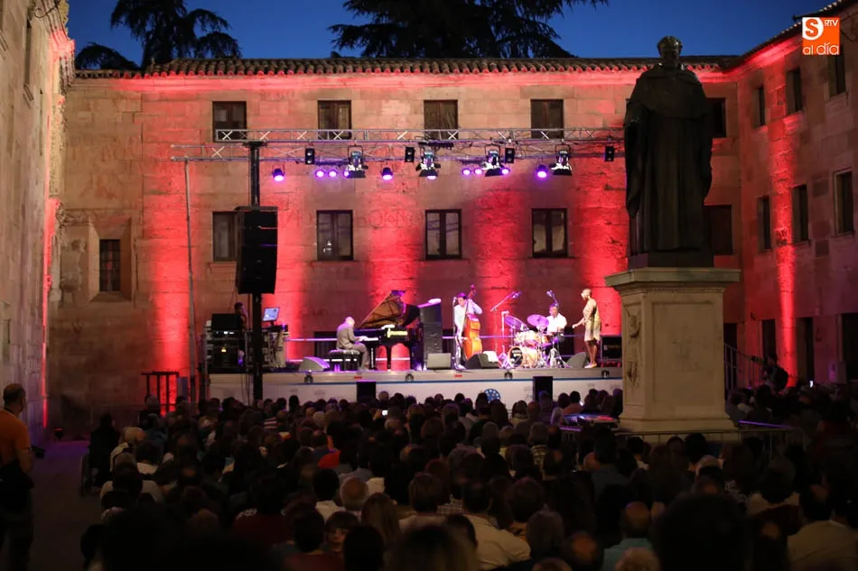 Foto 6 - La voz de C&eacute;cile McLorin Salvant acapara la&nbsp;mirada&nbsp;de todos los salmantinos  