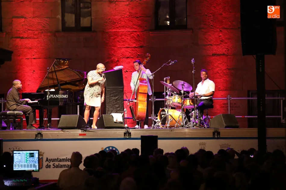 Foto 3 - La voz de C&eacute;cile McLorin Salvant acapara la&nbsp;mirada&nbsp;de todos los salmantinos  