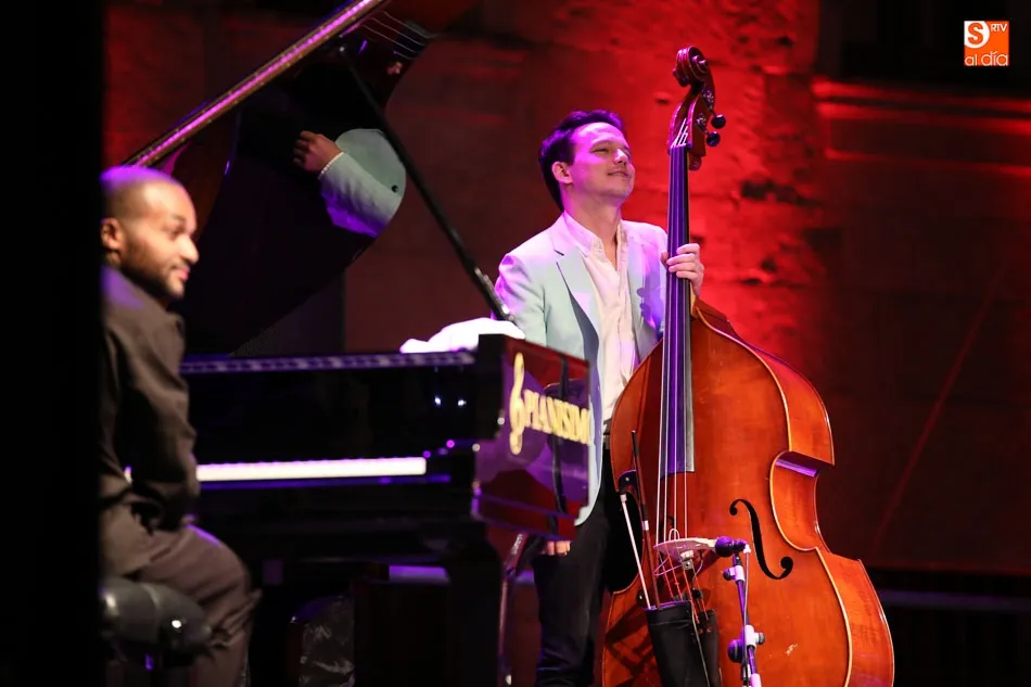Foto 2 - La voz de C&eacute;cile McLorin Salvant acapara la&nbsp;mirada&nbsp;de todos los salmantinos  