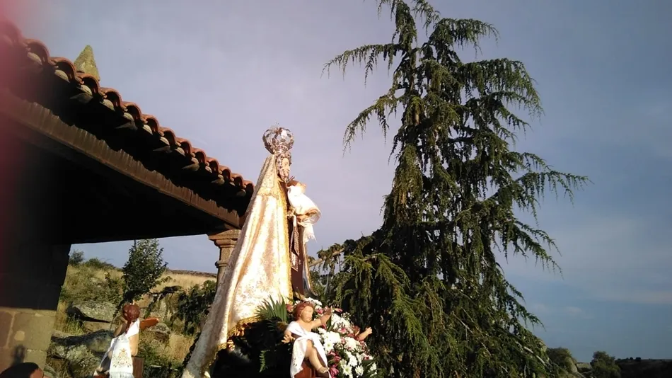 Foto 7 - Ledesma escolta a la Virgen del Carmen desde su ermita hasta Santa Mar&iacute;a La Mayor