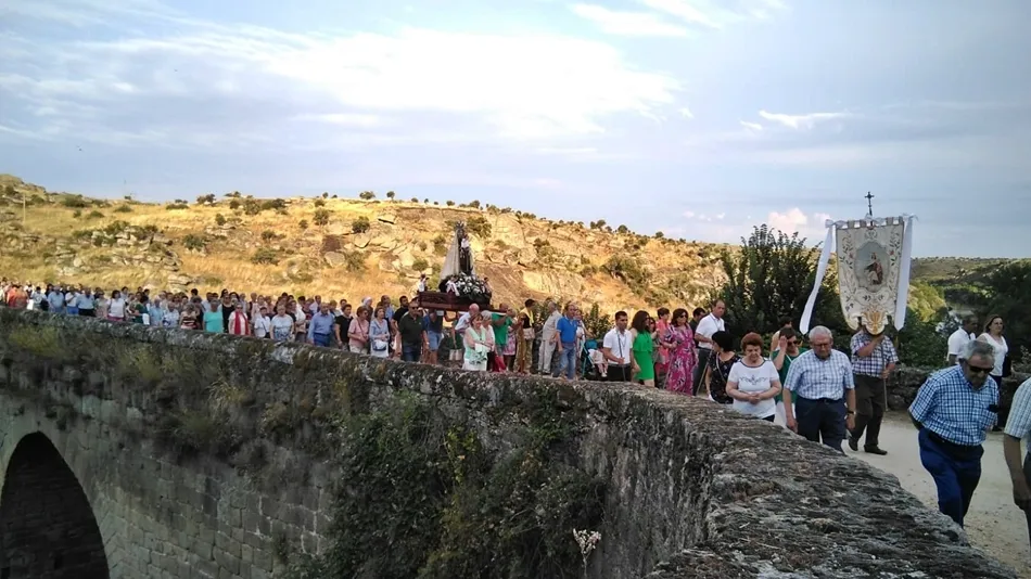 La Virgen del Carmen, a su paso por el puente tras salir de su ermita.
