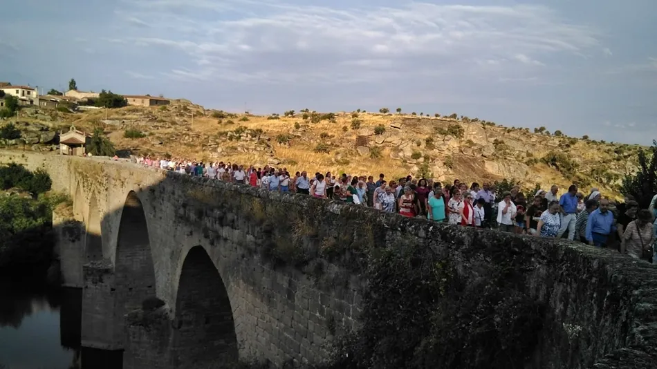 Foto 6 - Ledesma escolta a la Virgen del Carmen desde su ermita hasta Santa Mar&iacute;a La Mayor