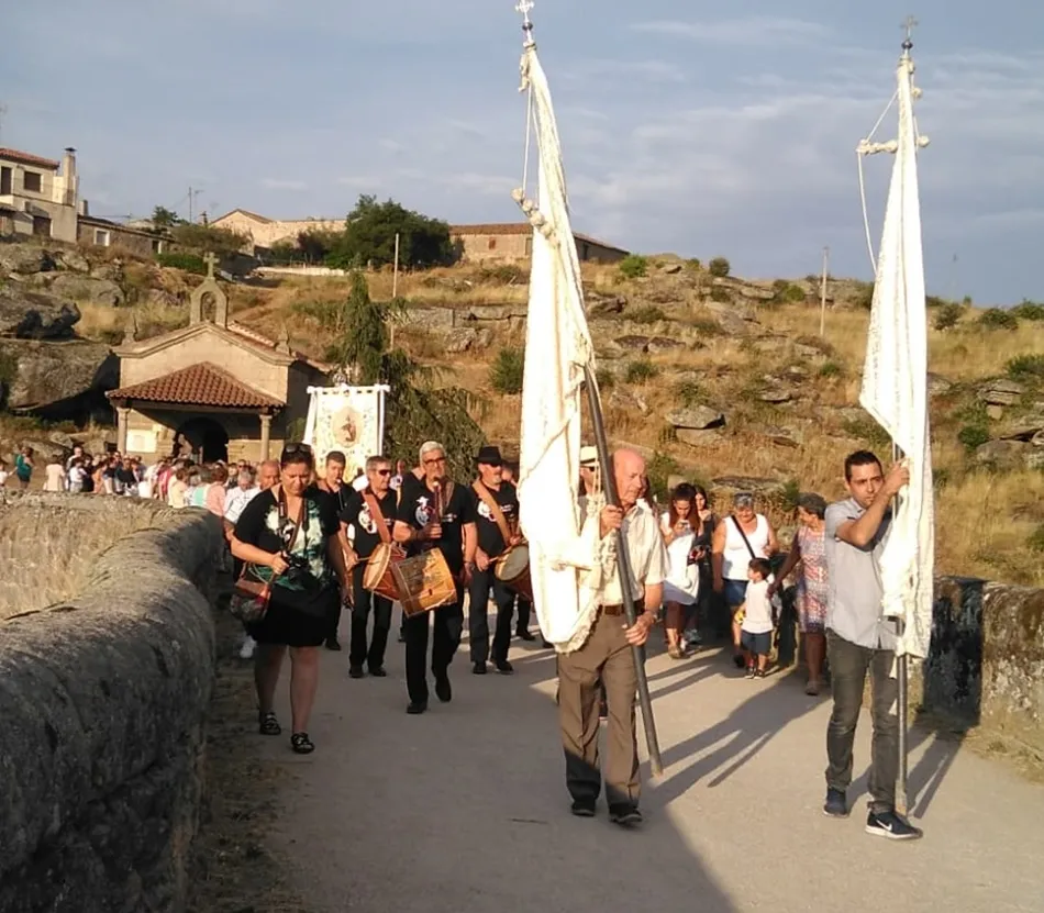 Foto 5 - Ledesma escolta a la Virgen del Carmen desde su ermita hasta Santa Mar&iacute;a La Mayor