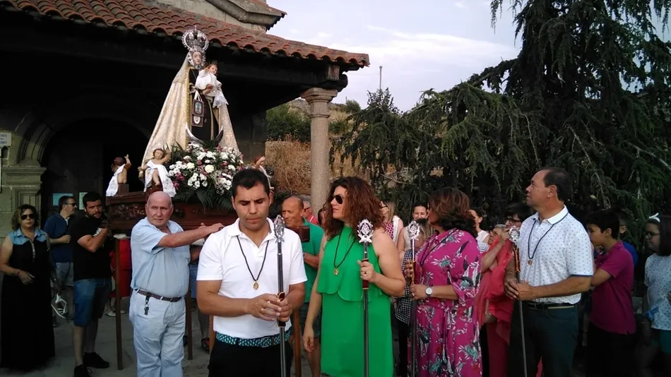 Foto 8 - Ledesma escolta a la Virgen del Carmen desde su ermita hasta Santa Mar&iacute;a La Mayor