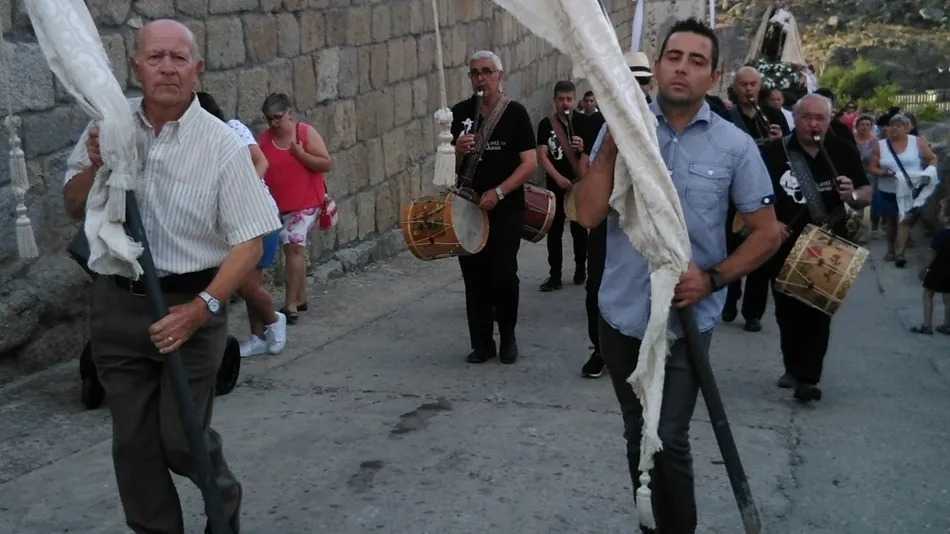 Foto 3 - Ledesma escolta a la Virgen del Carmen desde su ermita hasta Santa Mar&iacute;a La Mayor