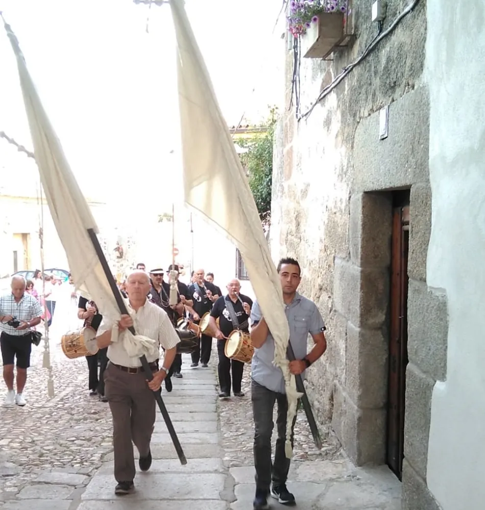 Foto 2 - Ledesma escolta a la Virgen del Carmen desde su ermita hasta Santa Mar&iacute;a La Mayor