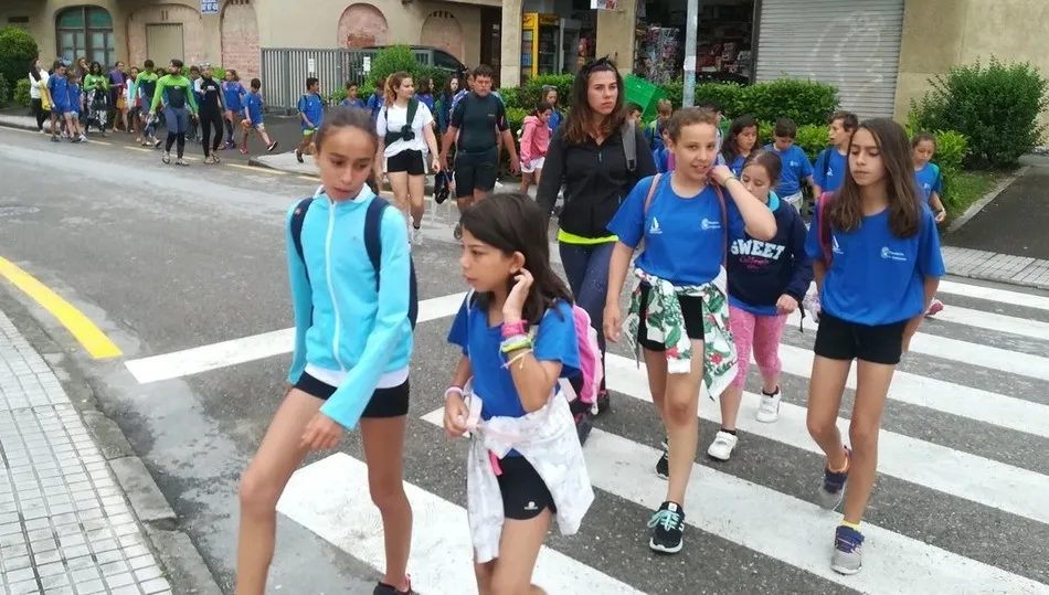 Los participantes del campamento de Noya inician el camino hacia Santoña  