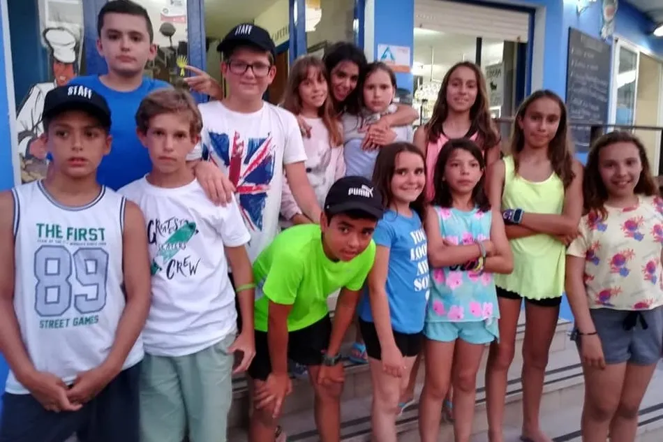 Foto 9 - Los participantes del campamento de Noya inician el camino hacia Santo&ntilde;a  