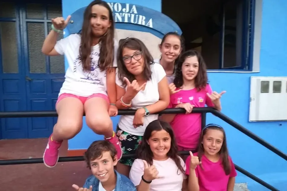 Foto 8 - Los participantes del campamento de Noya inician el camino hacia Santo&ntilde;a  