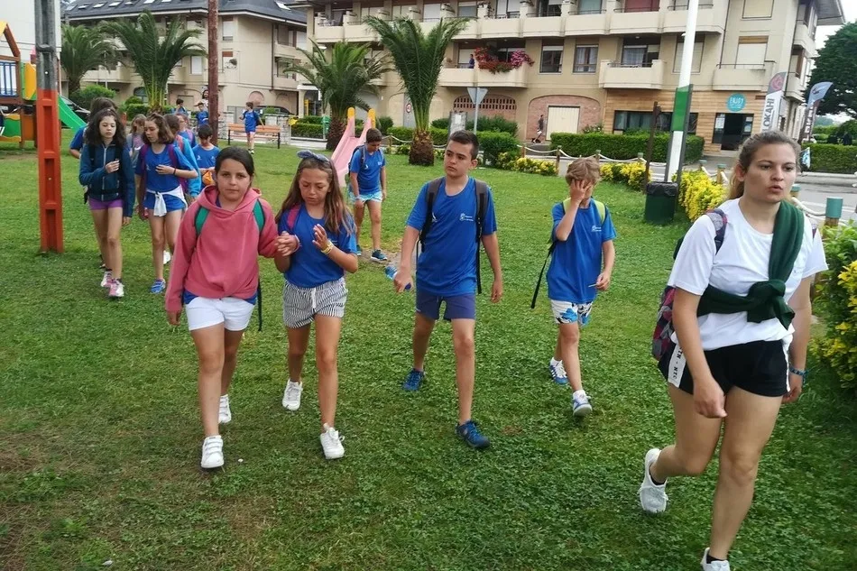Foto 7 - Los participantes del campamento de Noya inician el camino hacia Santo&ntilde;a  